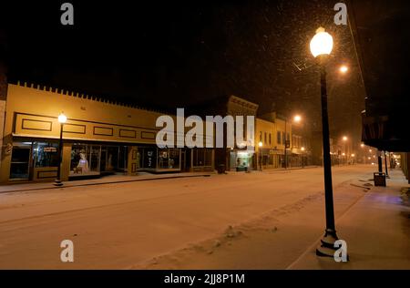 Des averses de neige couvrent la rue principale et le quartier des affaires du centre-ville tôt le samedi, 8 mars 2008 à Campbellsville, comté de Taylor, Kentucky, ÉTATS-UNIS. Le centre du Kentucky et le sud de l'Indiana ont enregistré une chute de neige historique record de 6,1 pouces sur 8 mars, avec une température anormalement basse de 20 degrés Fahrenheit (normalement 36) et une température élevée de 30 degrés (normalement 55), selon le bureau du Service météorologique national de Louisville, KY. (Photo APEX MediaWire par Billy Suratt) Banque D'Images