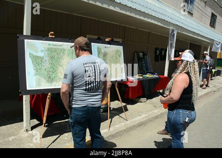 Personnes regardant des cartes montrant les lieux d'observation de Sasquatch dans l'État de Washington et l'Oregon, au Metaline Falls Bigfoot Festival, WA, États-Unis. Banque D'Images