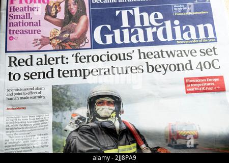 Alerte rouge : une vague de chaleur féroce envoie des températures au-delà de 40 °C la première page du journal Guardian Headline 18 juillet 2022 Londres UK Banque D'Images