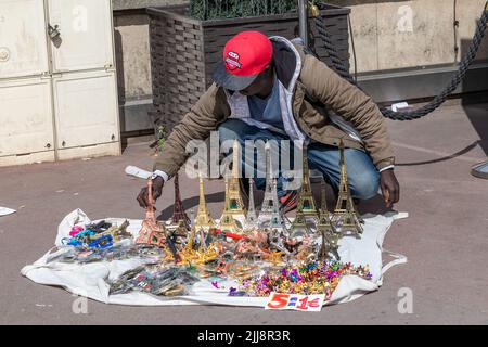 PARIS / FRANCE - 10 JUIN 2019 : Noir vendant des souvenirs de la tour Eiffel dans les rues de Paris Banque D'Images