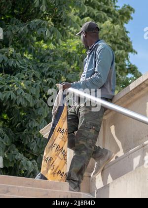 Paris / France - 23 juin 2019: Un vendeur de rue vendant des foulards aux touristes à Paris Banque D'Images