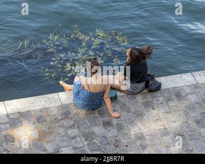 PARIS / FRANCE - 28 JUIN 2019 : deux jeunes filles belles se détendent pendant la chaude journée d'été sur la Seine à Paris, France Banque D'Images