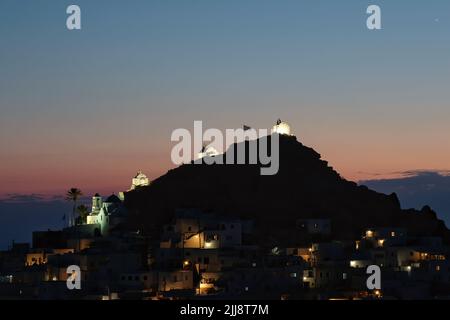 Vue sur le village pittoresque d'iOS et un magnifique coucher de soleil doré en arrière-plan Banque D'Images