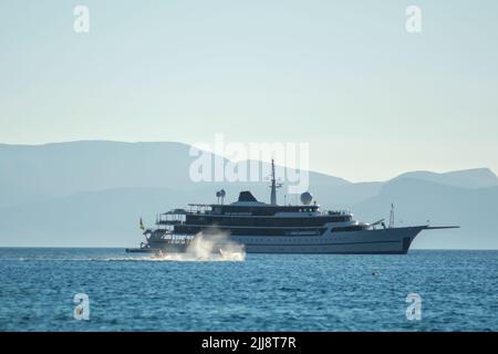 IOS, Grèce : 10 juin 2021 - vue sur un yacht de luxe et l'activité de sport nautique à la célèbre plage Mylopotas d'iOS Banque D'Images