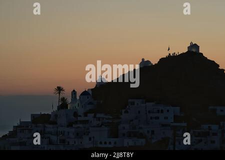 Vue sur le village pittoresque d'iOS et un magnifique coucher de soleil doré en arrière-plan Banque D'Images