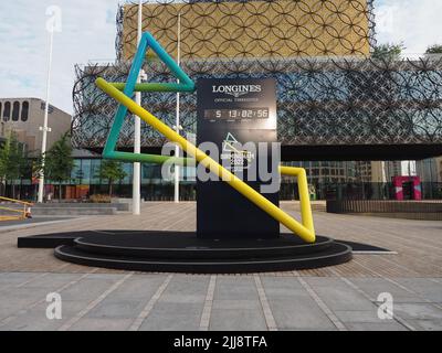 Horloge à compte à rebours des Jeux du Commonwealth 2022 devant la Bibliothèque de Birmingham Banque D'Images