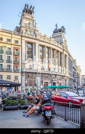 Madrid, Espagne - 6 septembre 2016: Vue sur la rue Calle de Alcala avec le bâtiment Banco Bilbao Vizcaya à Madrid Banque D'Images