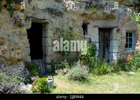 Grottes troglodytes dans la vallée de la Loire, France. Des maisons ont été construites dans les falaises de grès de la vallée de la Loire. Banque D'Images