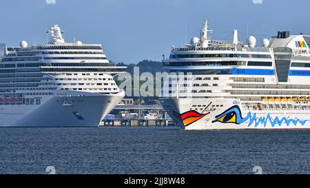 Les Cruiseships AIDAbella et MSC PREZIOSA commencent leurs croisières au port de Kiel Banque D'Images