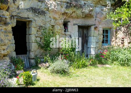 Grottes troglodytes dans la vallée de la Loire, France. Des maisons ont été construites dans les falaises de grès de la vallée de la Loire. Banque D'Images