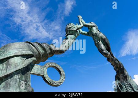 Statue de bronze contre le ciel bleu des deux amoureux à Playa del Carmen, Mexique. Photo du dessous. Statues de main Banque D'Images