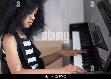 Les enfants africains aiment apprendre à jouer du piano. Banque D'Images