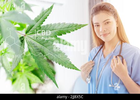 Cannabis plante chanvre avec le sourire heureux de médecin pour l'utilisation de CBD dans la thérapie médicale soulagement de la douleur concept. Banque D'Images