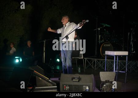 Ascea, Italie. 23rd juillet 2022. Le chanteur-compositeur italien, parolier, écrivain, poète et ancien professeur italien Roberto Vecchioni présente “l'Infinito Tour”, un grand spectacle de chansons, d'images et de monologues qui donnera au public une performance intense et passionnante à Ascea, en Italie, sur 23 juillet 2022. (Photo de Mariano Montella/Pacific Press/Sipa USA) crédit: SIPA USA/Alay Live News Banque D'Images