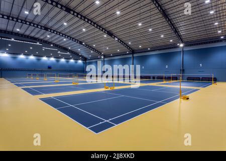 Chonburi, Thaïlande - 26 avril 2017: Terrain de badminton intérieur avec plancher de Decoflex à Bowin Arena situé à Chonburi, Thaïlande. Banque D'Images