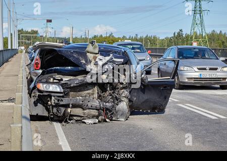 22 août 2021, Riga, Lettonie: Voiture après accident sur une route en raison d'une collision, le transport de fond Banque D'Images