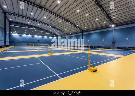 Chonburi, Thaïlande - 26 avril 2017: Terrain de badminton intérieur avec plancher de Decoflex à Bowin Arena situé à Chonburi, Thaïlande. Banque D'Images