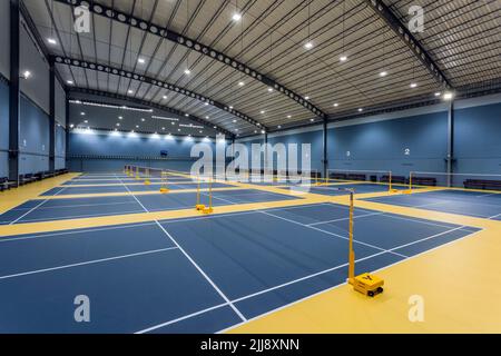 Chonburi, Thaïlande - 26 avril 2017: Terrain de badminton intérieur avec plancher de Decoflex à Bowin Arena situé à Chonburi, Thaïlande. Banque D'Images