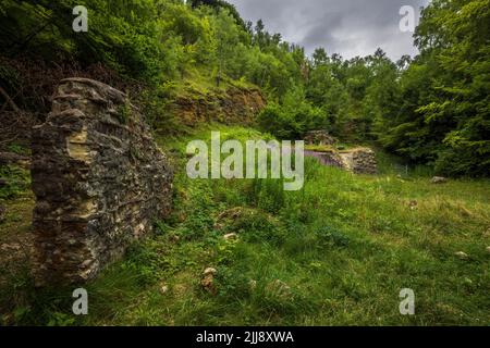 Les restes des fours à chaux de Leckhampton près de Cheltenham Spa, Gloucestershire, Angleterre Banque D'Images