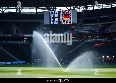 Milton Keynes, Royaume-Uni. 16th juillet 2022. Milton Keynes, Angleterre, 16 juillet 2022: Un terrain d'eau avant le match de football européen 2022 de groupe B entre la Finlande et l'Allemagne au stade MK de Milton Keynes, en Angleterre. (Daniela Porcelli /SPP) crédit: SPP Sport presse photo. /Alamy Live News Banque D'Images