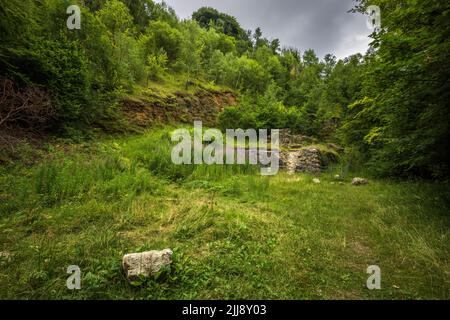 Les restes des fours à chaux de Leckhampton près de Cheltenham Spa, Gloucestershire, Angleterre Banque D'Images