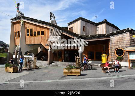 Station de montagne Avoriaz, avec d'étranges bâtiments en bois, région des portes du Soleil , montagnes des Alpes, France Banque D'Images