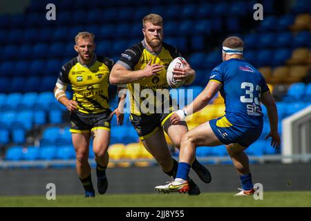 West Ealing, Royaume-Uni. 24th juillet 2022. ***Daniel Murray de Halifax court à la défense de Londres pendant le match de championnat de la presse de Kingstone entre London Broncos et Halifax RLFC au Trailfinders Sports Club, West Ealing, Royaume-Uni, le 24 juillet 2022. Photo de Simon Hall. Utilisation éditoriale uniquement, licence requise pour une utilisation commerciale. Aucune utilisation dans les Paris, les jeux ou les publications d'un seul club/ligue/joueur. Crédit : UK Sports pics Ltd/Alay Live News Banque D'Images