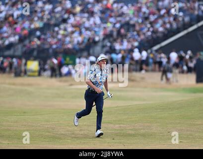 Championnats de golf ouverts 150th, St Andrews, 16 juillet 2022. Cameron Smith court sur le fairway de 4th pendant le troisième tour au Old course, St Andrews. Banque D'Images