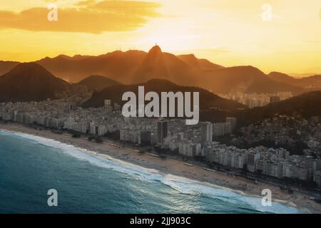 Vue aérienne de Copacabana au coucher du soleil avec la montagne Corcovado - Rio de Janeiro, Brésil Banque D'Images