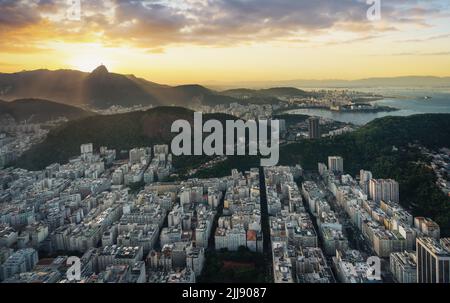 Vue aérienne de Copacabana au coucher du soleil avec la montagne Corcovado - Rio de Janeiro, Brésil Banque D'Images