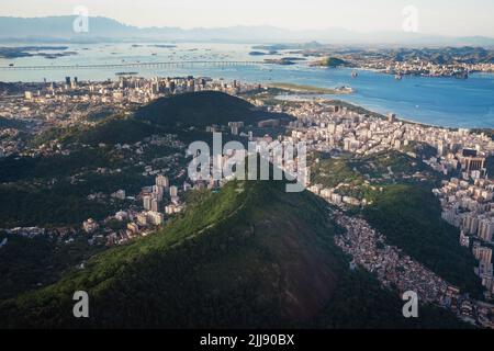 Vue aérienne de Rio avec la colline de Santa Marta et le pont Rio-Niteroi - Rio de Janeiro, Brésil Banque D'Images