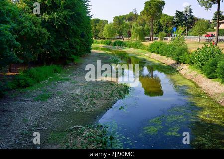 Padoue, Vénétie, Italie. La branche principale de la rivière Bacchiglione en basse eau, la sécheresse affectant le nord de l'Italie ne montre aucun signe de s'aboitre. Après 200 jours sans pluie et un hiver sans neige, le niveau des rivières est à son plus bas niveau. Dommages graves à l'agriculture. Le niveau de la rivière a chuté de plusieurs mètres. Le lit de la rivière est presque sec. Banque D'Images