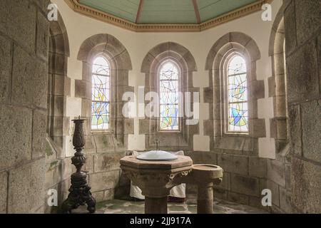 Ploumilliau (Plouilio), France. Police baptismale à l'intérieur de l'Eglise Saint-Milliau (église St Miliau) Banque D'Images