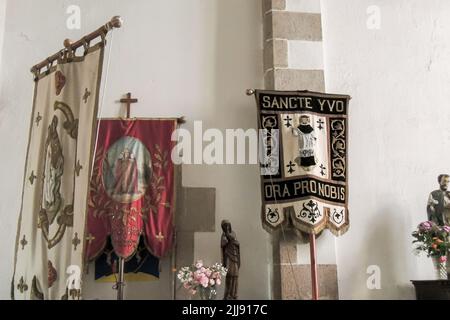 Ploumilliau (Plouilio), France. Bannières et normes à l'intérieur de l'Eglise Saint-Milliau (église St Miliau) Banque D'Images