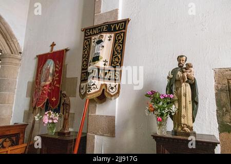 Ploumilliau (Plouilio), France. Bannières et normes à l'intérieur de l'Eglise Saint-Milliau (église St Miliau) Banque D'Images