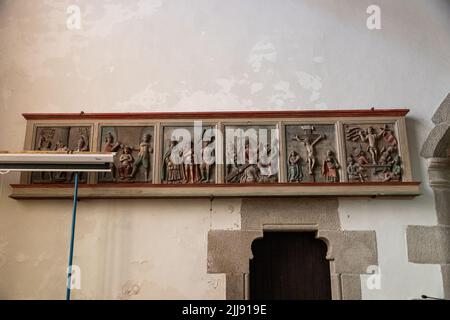 Ploumilliau (Plouilio), France. Panneaux polychromes de l'ancien écran de rood à l'intérieur de l'Eglise Saint-Milliau (église St Miliau) Banque D'Images