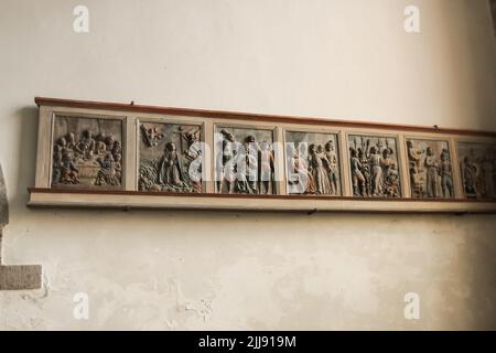 Ploumilliau (Plouilio), France. Panneaux polychromes de l'ancien écran de rood à l'intérieur de l'Eglise Saint-Milliau (église St Miliau) Banque D'Images