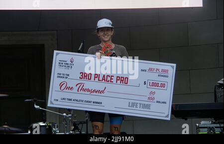 24 juillet 2022, New York, Etats-Unis: (SPO) Podium - Verizon triathlon de New York 2022 (femmes) 24 juillet 2022, New York, Etats-Unis: Le triathlon de Verizon New York (femmes) produit par Life Time, qui a lieu à New York avec une ligne finie à Naumburg Bandshell, Central Park. La course féminine a été remportée par l'américain Amy Cymerman 1:08:33,2nd Rebeccah Wassner 1:10:01,3rd Nicole Falcaro 1:12:29. .Credit: Niyi Fote/TheNews2 (Credit image: © Niyi Fote/TheNEWS2 via ZUMA Press Wire) Banque D'Images
