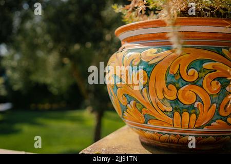 Sicile traditionnelle céramique peinte à la main pot avec fond de jardin Banque D'Images