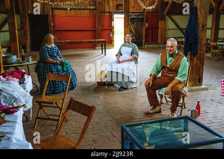 Lancaster, PA, États-Unis – 16 juillet 2022 : un homme et une femme reacteurs de l'histoire dans des vêtements d'époque au musée de la ferme de la vallée de Landis pendant les jours de la guerre civile. Banque D'Images