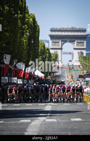 Illustration pendant la Tour de France femmes avec Zwift, course cycliste 1, Paris Tour Eiffel - champs-Elysées (81,7 km) sur 24 juillet 2022 à Paris, France - photo Matthieu Mirville / DPPI Banque D'Images