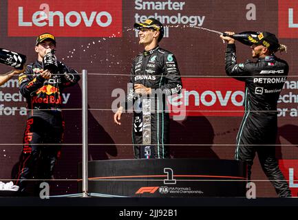LE CASTELLET - Max Verstappen (Oracle Red Bull Racing), George Russell (Mercedes) et Lewis Hamilton (Mercedes) sur le podium après le Grand Prix de France F1 au circuit Paul Ricard sur 24 juillet 2022 au Castellet, France. REMKO DE WAAL Banque D'Images