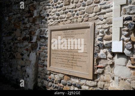 plaque de pierre fixée sur un mur des tours jumelles ruiné monastique dans la baie de recouvrement, est de kent, royaume-uni juillet 2022 Banque D'Images