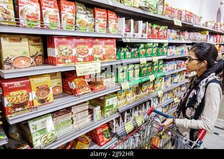 Mumbai Inde,Indian Asian Colaba Sahkari Bhandar,Sahakari épicerie supermarché shopping marché d'achat étagères alimentaire femme Banque D'Images