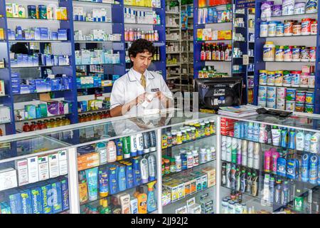 Tacna Peru,Calle San Martin,vente de pharmacie comptoir de pharmacie, homme hispanique pharmacien Manager travailleur de travail, vente de vente OTC sur le comptoir Banque D'Images