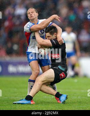 Wakefield Trinity Jacob Miller (à gauche) et St Helens Jon Bennison lors du match de la Super League de Betfred au stade de soutien de Bebe Well, Wakefield. Date de la photo: Dimanche 24 juillet 2022. Banque D'Images