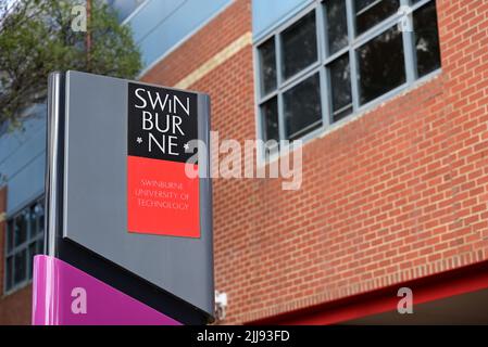 Panneau Swinburne University of Technology, à l'extérieur d'un bâtiment en briques sur l'un des campus de l'université de Melbourne Banque D'Images