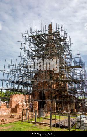 Ayutthaya Thaïlande 6th juin 2022 : le Prang de Wat Chaiwatthanaram est en cours d'entretien. Un temple bouddhiste sur la rive ouest de la rivière Chao Phraya. Banque D'Images