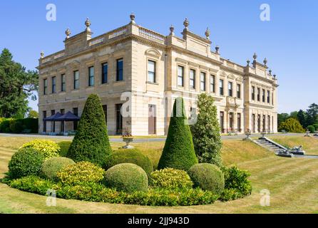 Brodsworth Hall and Gardens avec un jardin topiaire ornemental Brodsworth maison de campagne victorienne près de Doncaster South Yorkshire Angleterre GB Europe Banque D'Images