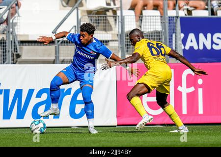 ALKMAAR, PAYS-BAS - JUILLET 24 : Myron van Brederode d'AZ, sagesse Amey de Bologne lors du match amical de la presse entre AZ et Bologne à l'AFAS Stadion on on 24 juillet 2022 à Alkmaar, pays-Bas (photo de Patrick Goosen/Orange Pictures) Banque D'Images